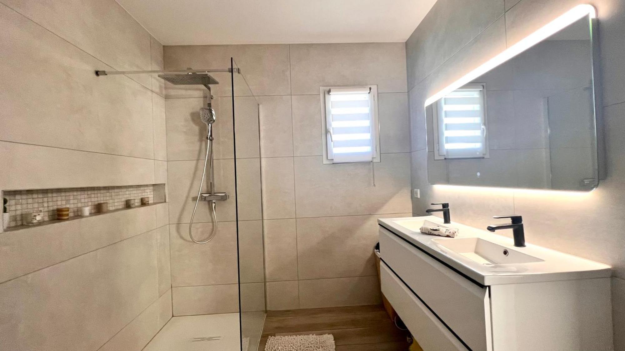 Contemporaine Bord De Saint Aygulf *