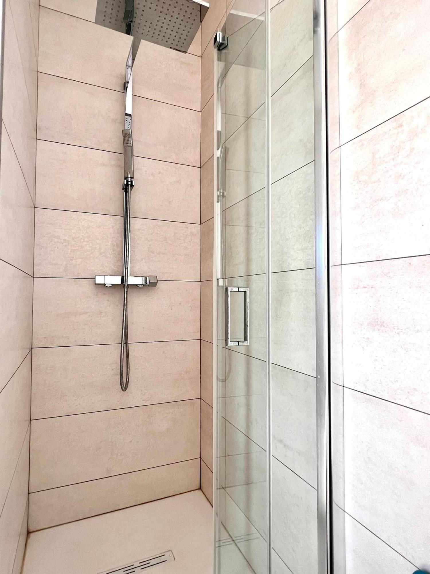 Contemporaine Bord De Saint Aygulf Fréjus
